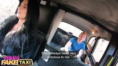 Faux Taxi Femme MILF sexy en bretelles noires qui le convainc de tromper son fiancé