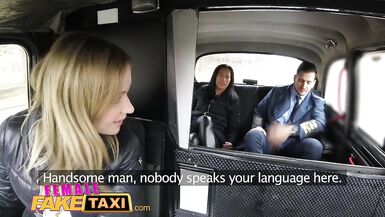 Le pilote dun faux taxi se livre à un massage facial après avoir fait atterrir sa bite dans la chatte dun Européen. - 2 image