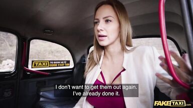 Fake Taxi Blonde Nathaly Cherie reçoit de léjaculation sur ses seins énormes. - 3 image