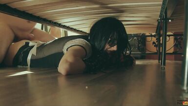 La femme de ménage sest retrouvée coincée sous le lit, jai baisé sa chatte serrée avec la créampe.