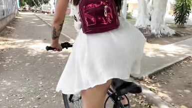 Comment faire du vélo pendant que je baise ma chatte avec un gode.
