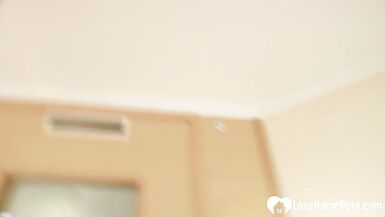 Jai partagé la chambre dhôtel avec lamie de ma mère et elle ma sucé.