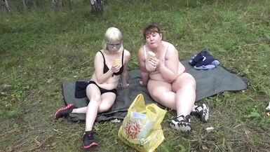 Les lesbiennes se déshabillent et samusent avec de la crème glacée dans la nature. Amateur de fétichisme alimentaire et de chattes poilues, de culs juteux, de seins naturels. - 3 image