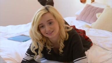 une blonde super mignonne se fait baiser