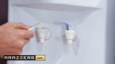 Brazzers - La salope de bureau Nicolette Shea se fait pilonner - 3 image
