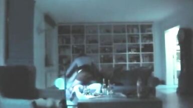 Une maman avec un collègue filmée par une caméra espionne