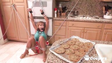 Nikki Sexx ligotée et brutalisée dans sa cuisine - 2 image