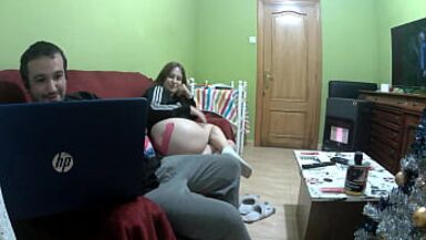 4K Stepsister com casaco Adidas põe a pila grande e dura a tocar-lhe no broche e fodeu à canzana - 1 image