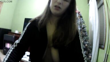 4K Stepsister com casaco Adidas põe a pila grande e dura a tocar-lhe no broche e fodeu à canzana - 4 image