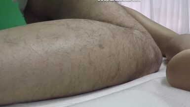 Casalinga giapponese sposata va dal massaggiatore per scopare Video del massaggio con telecamera nascosta - 5 image