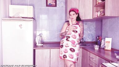 Elle sest baisée avec une grosse bite et sest couverte de lait.