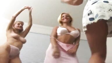 Les femmes aux fesses chaudes ont de belles fesses athlétiques dans des culottes en coton. Elles dansent en étant toutes chaudes et tout ce quil faut.