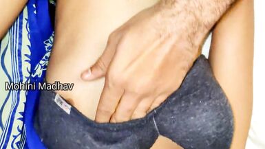 Saree İçinde Seksi Hintli Kadın Kocasının Önünde Sevgilisiyle - 10 image