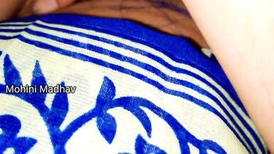 Saree İçinde Seksi Hintli Kadın Kocasının Önünde Sevgilisiyle - 11 image