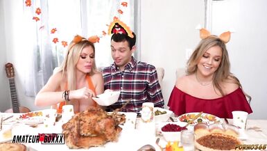 義理の息子は継母と彼女のホットなガールフレンドをファックする。