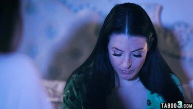 Abigail Mac, une adolescente lesbienne coquine, console sa voisine Angela White, une MILF potelée.