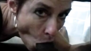 La femme de la fierté blanche baisée par un homme noir