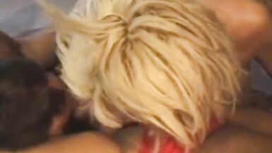 Nimporte qui peut baiser la femme de ce gars juste pour avoir une expérience de sperme.