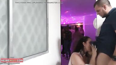 Mein Schwager fickt mich auf seiner Party - 3 image