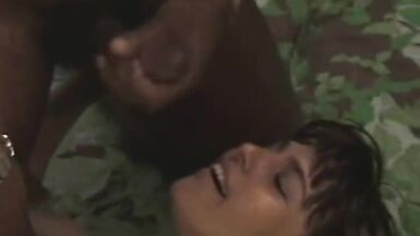 Le mari partage sa femme perverse avec lautre homme excité