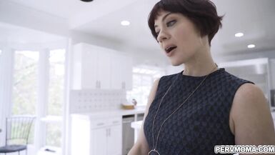 La belle-mère Jessica Ryan sexhibe pour son beau-fils