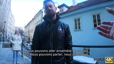 HUNT4K. L'homme admire comment la beauté aux gros seins fait jouir le chasseur sur les seins - 2 image