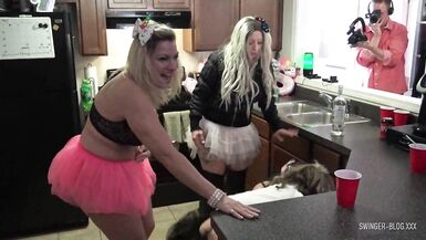 Casalinga bionda sexy che fa un doppio pompino a un esclusivo party amatoriale di sesso scambista - 2 image