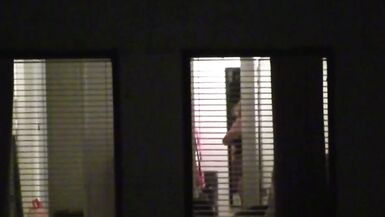 Window Peep Brunette Changer avec des amis Voyeur