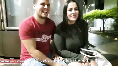 Er kontrolliert meinen Vibrator in der Offentlichkeit - 3 image