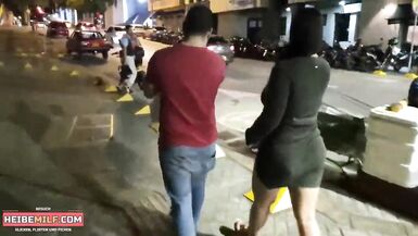 Er kontrolliert meinen Vibrator in der Offentlichkeit - 4 image