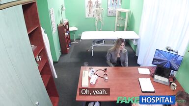 Un faux médecin trouve une surprise sexuelle dans la chatte humide dune patiente