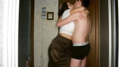 Мама моего друга нашла меня в шкафу, мне пришлось жестко трахнуть ее в шикарной спальне