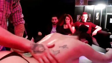 Cela commence par un massage et se termine par du sexe. Bianka bleu. Victor fleurit.