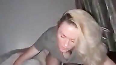 MILF REGINA DEL DEEPTHROAT CHE SI FA PENETRARE DA QUEL GROSSO CAZZO IN PROFONDITÀ - 4 image