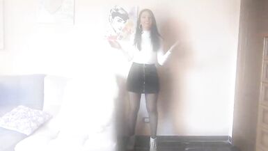 Sexy Italian vlogger tries black pantyhose - 2 image