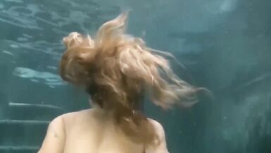 Scopare MILF arrapata in piscina - 5 image