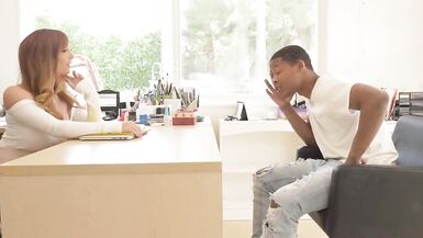 Tête rousse mature baisée par une grosse bite noire