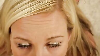 A Merry Christmas Blowjob from Scarlett J.