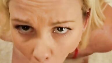 A Merry Christmas Blowjob from Scarlett J. - 5 image