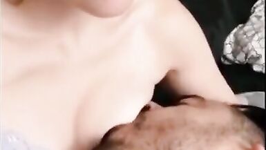 La moglie ottiene un doppio orgasmo allattando al seno il marito - 2 image