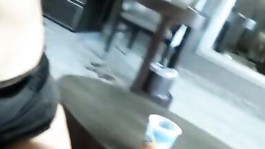 LA FEMME AMATEUR SUCE ET BAISE SUR LE CANAPÉ DE LHÔTEL AVEC LA JOUISSANCE DU TROU DU CUL~ JESSI JAMI RIDES DICK - 3 image