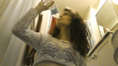 Gros ventre gonflé et petit cul gonflé