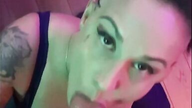 Pornstar MILF suce et baise son tatoueur après sêtre fait tatouer