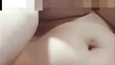 Cameriera italiana mostra le tettone e si masturba in bagno - 4 image