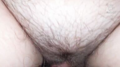 Amoureux joufflus dans une tarte à la crème profonde, gros plan