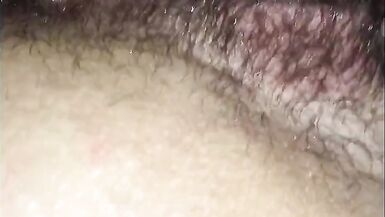 Une femme trompée baise des étrangers sur Craigslist et les laisse jouir dans son corps nu