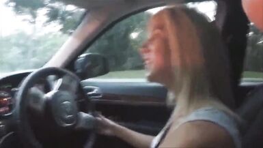 La femme mûre en chaleur suce une bite dans un parc