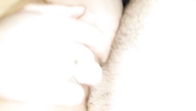 Une adolescente me laisse la frapper pendant quelle joue avec sa chatte mouillée - 5 image