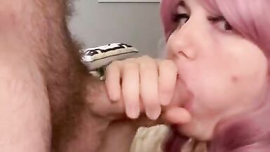 A namorada dá uma queca ao namorado enquanto está a ser a Silly-maddie Bain - 3 image