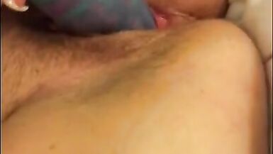 用巨大的假阳具骑乘和塞满我的紧身小穴